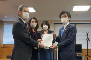 田村憲久厚生労働大臣に要望書手交